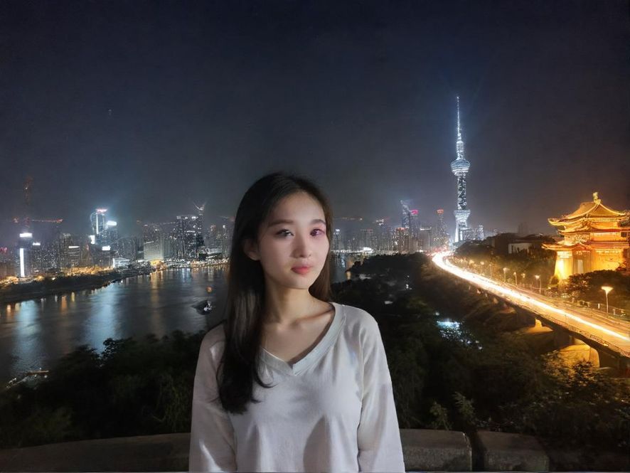 夜晚灯光璀璨的会所入口