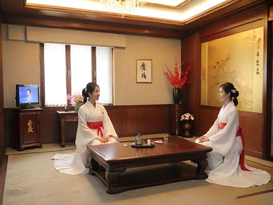 广佛桑拿会所休闲区一角，光线柔和，环境舒适