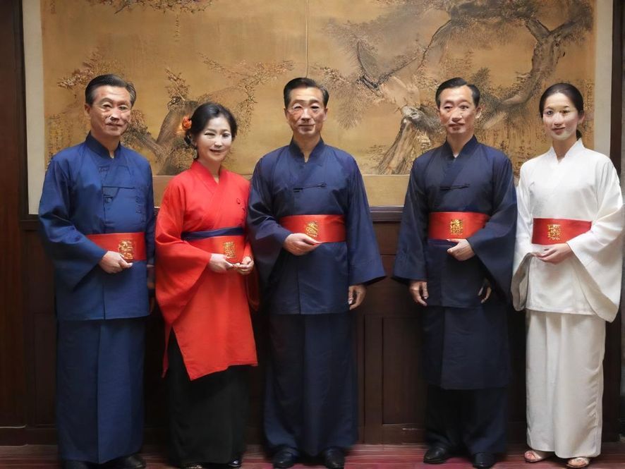 一群年轻朋友在广州街头咖啡馆里轻松交谈，展现城市活力与社交氛围