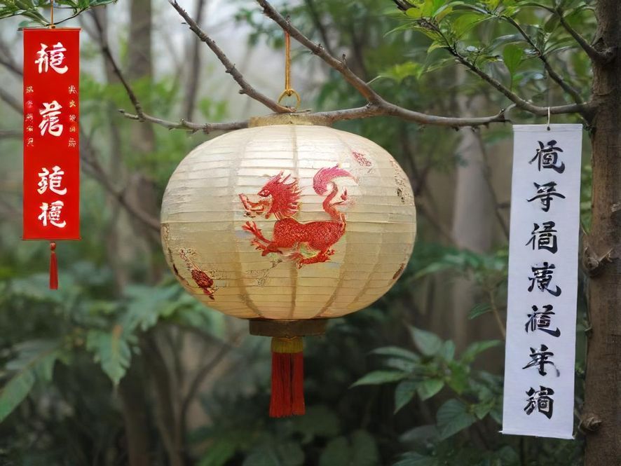 深圳街头熙熙攘攘的人群，人们在咖啡馆外享受休闲时光，背景是高楼林立的现代都市景观。