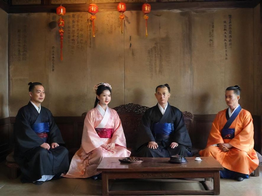 一对年轻情侣在南京热闹的商业街上,手挽手,笑容满面地享受购物的乐趣