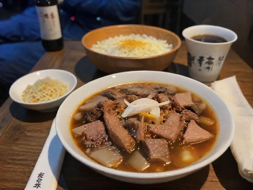 广州热闹夜市，各种地道小吃琳琅满目，香气四溢，吸引着来往的食客